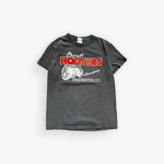 Vintage 00's Hooter's Chinatown Washington DC Shirt